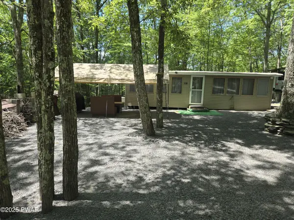 110 Blue Spruce LN, Shohola, PA 18458