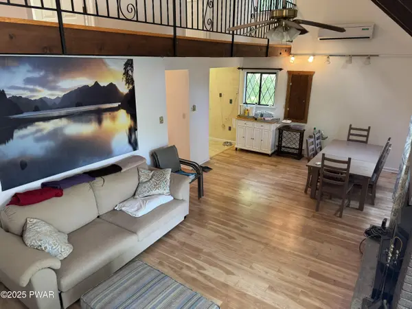 219 Woodpecker CT, Bushkill, PA 18324