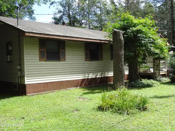 120 Melody LN, Greentown, PA 18426