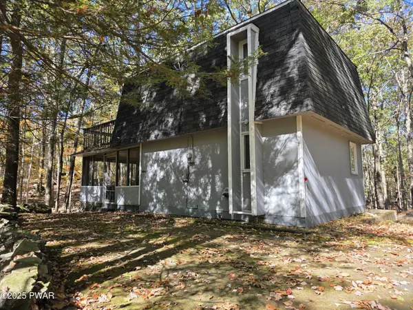 112 Bluestone DR, Lords Valley, PA 18428