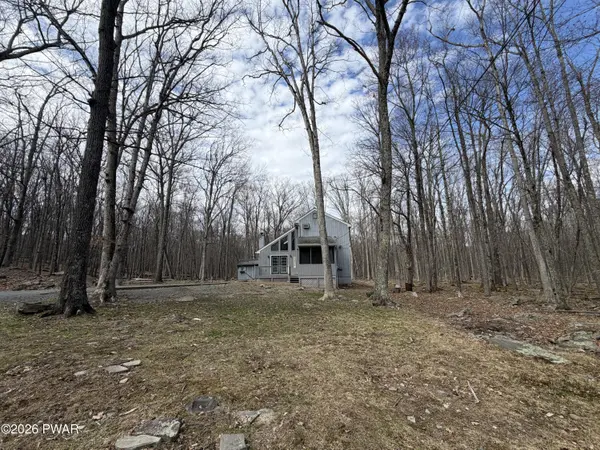 136 Evergreen CT, Hawley, PA 18428