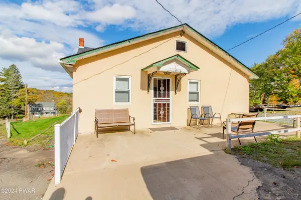 69 E Sterling RD, Newfoundland, PA 18445