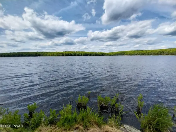 221 W Shore DR, Hawley, PA 18428