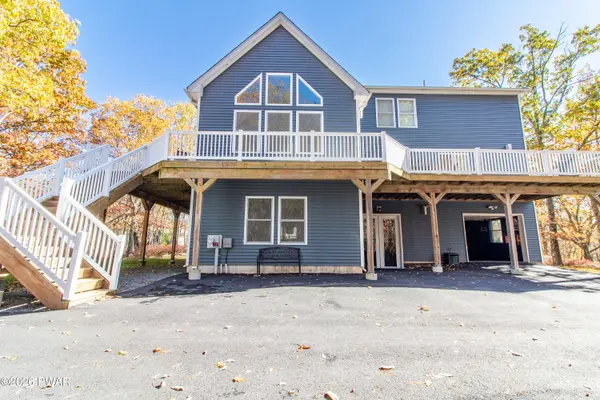 111 Woodcrest DR, Hawley, PA 18428