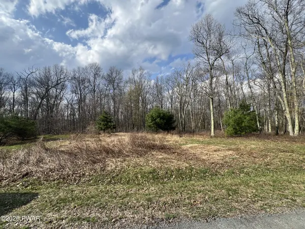 134 Wedgewood DR, Blooming Grove, PA 18428