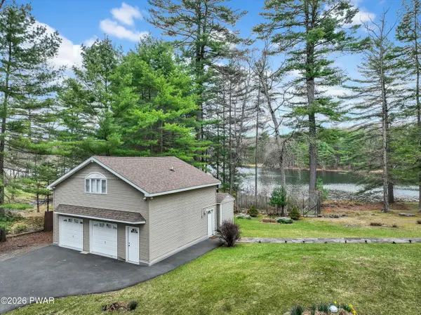 135 Hemlock Point CT, Hawley, PA 18428