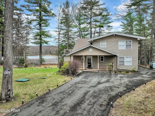 135 Hemlock Point CT, Hawley, PA 18428