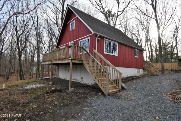 110 Sandstone DR, Dingmans Ferry, PA 18328