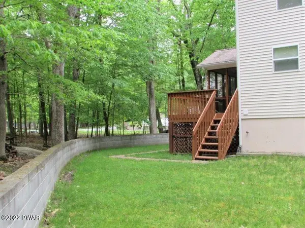 119 Spring DR, Dingmans Ferry, PA 18328