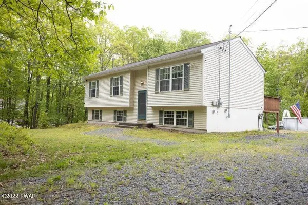 136 Nichecronk RD, Dingmans Ferry, PA 18328