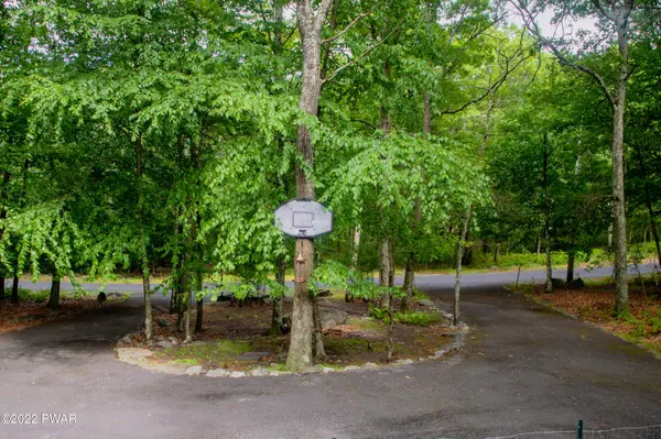 375 Mallard LN, Bushkill, PA 18324