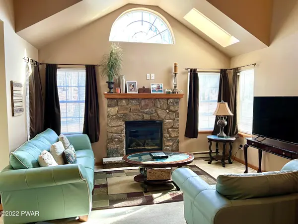 1184 Bear DR, Bushkill, PA 18324