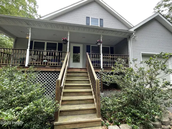 106 Conifer LN, Dingmans Ferry, PA 18328