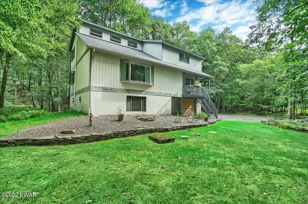 110 Hawk View DR, Milford, PA 18337