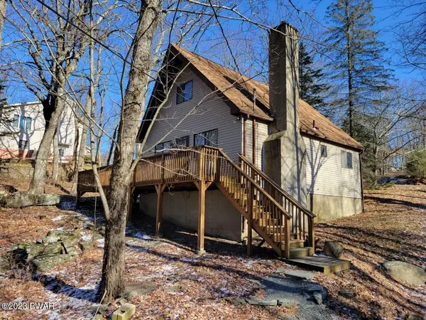 100 Stirrup DR, Lords Valley, PA 18428