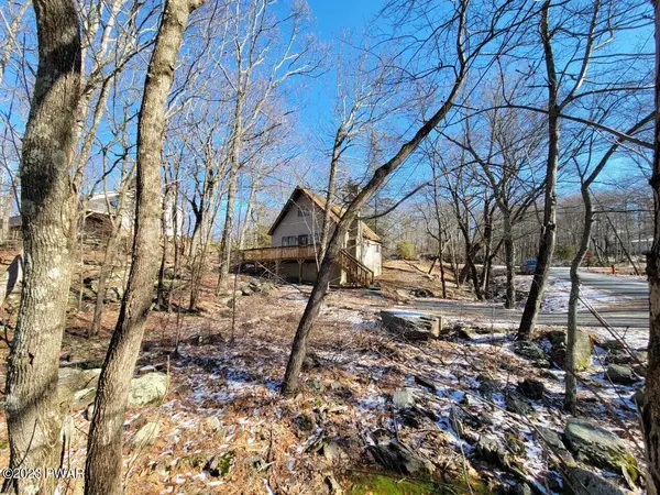 100 Stirrup DR, Lords Valley, PA 18428