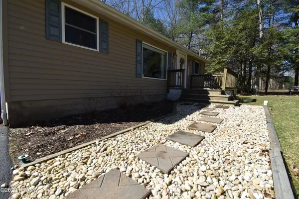 115 Mulberry LN, Dingmans Ferry, PA 18328