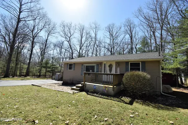 115 Mulberry LN, Dingmans Ferry, PA 18328