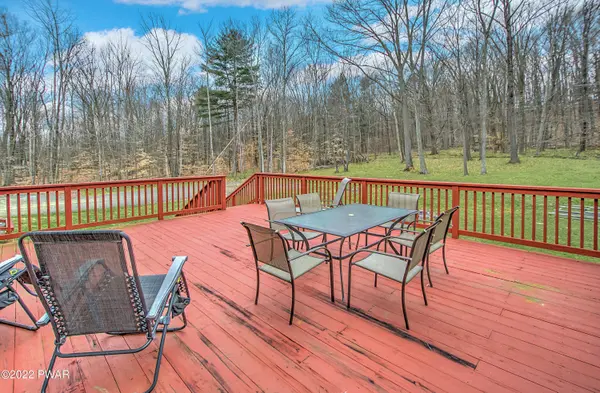 11 Country LN, Newfoundland, PA 18445
