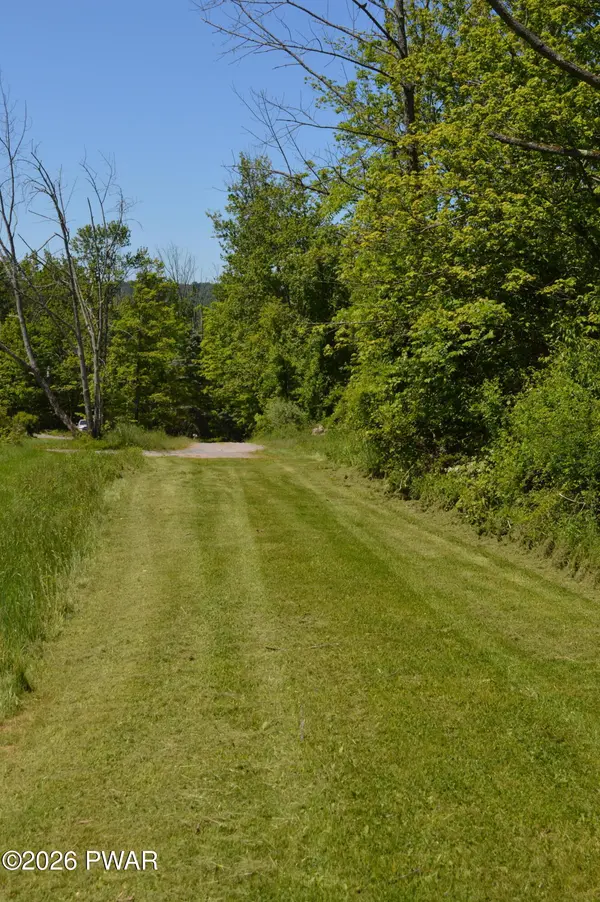 478 Gravity RD, Lake Ariel, PA 18436