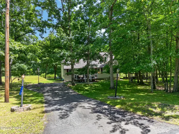 112 Partridge CT, Dingmans Ferry, PA 18328