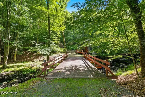 178 Westcolang RD, Lackawaxen, PA 18435