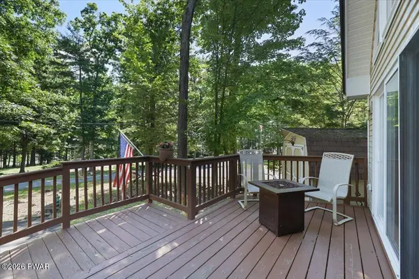 6 Lakeside DR, Lakeville, PA 18438