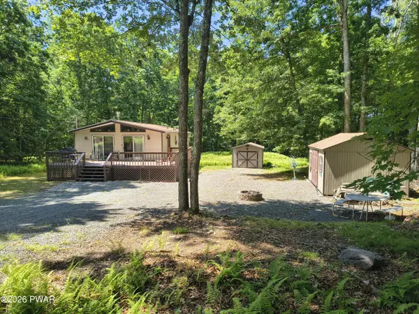 106 Pine PL, Hawley, PA 18428
