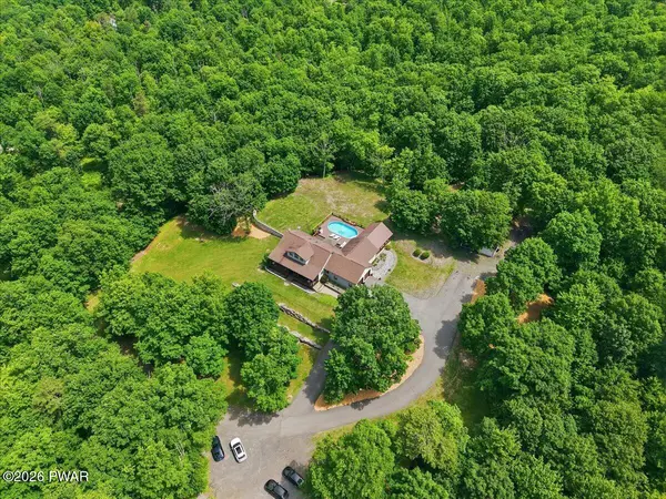 147 Minkon DR, Cresco, PA 18326
