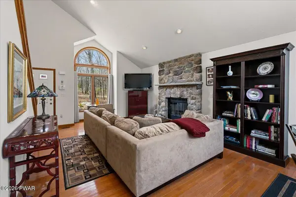 3176 Bluebird DR, Bushkill, PA 18324