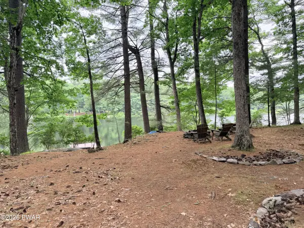 207 Water View DR, Hawley, PA 18428