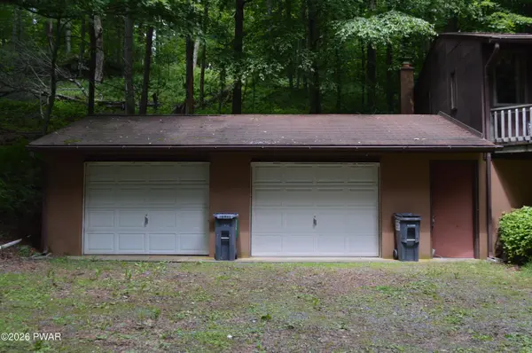 5 Akers RD, Newfoundland, PA 18445