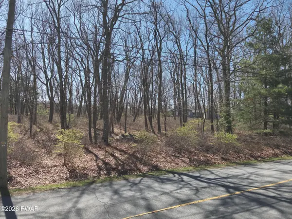 127 Wagoner LN, Hawley, PA 18428