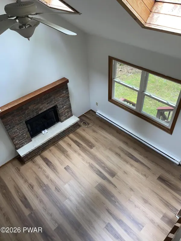 1070 Red Hawk DR, Lake Ariel, PA 18436