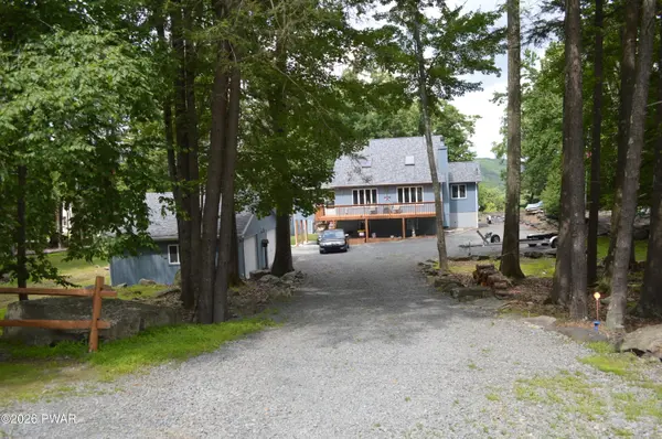 136 Hillside DR, Greentown, PA 18426