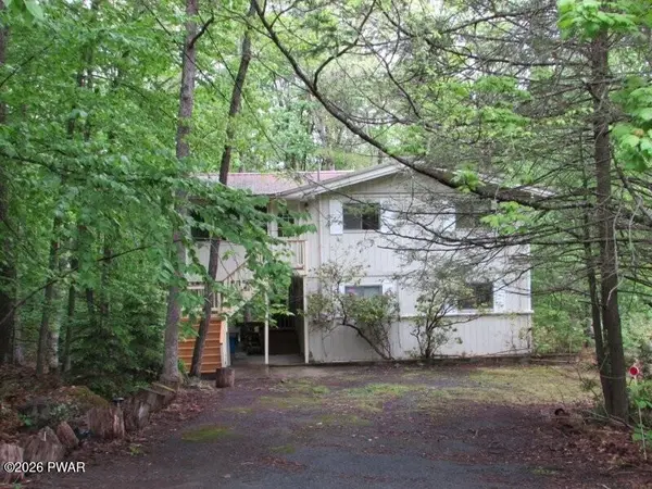 106 Cedar LN, Lords Valley, PA 18428