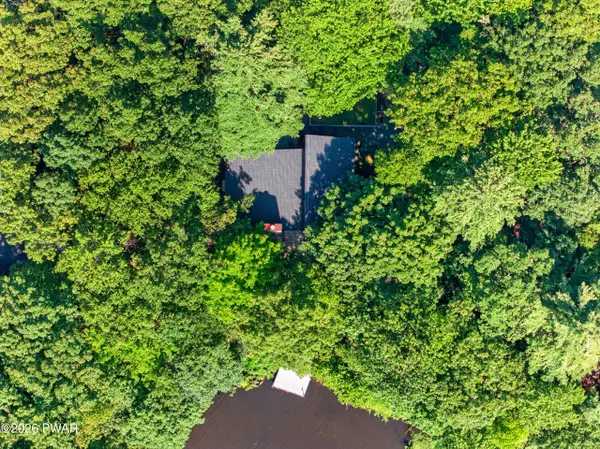 131 E Lake View DR, Dingmans Ferry, PA 18328