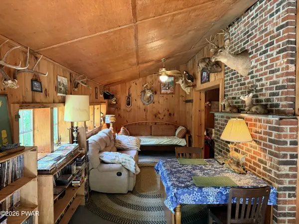 401 Lake Giles RD, Hawley, PA 18428