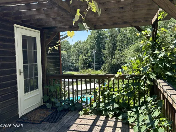 128 Shiny Mountain RD, Greentown, PA 18426