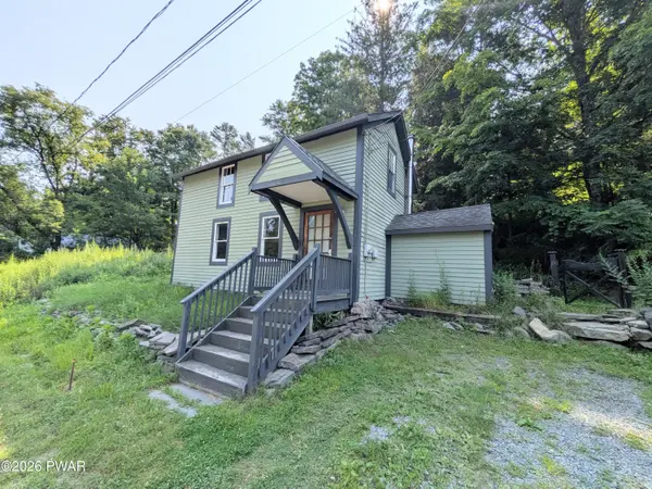 105 Delaware DR, Lackawaxen, PA 18435