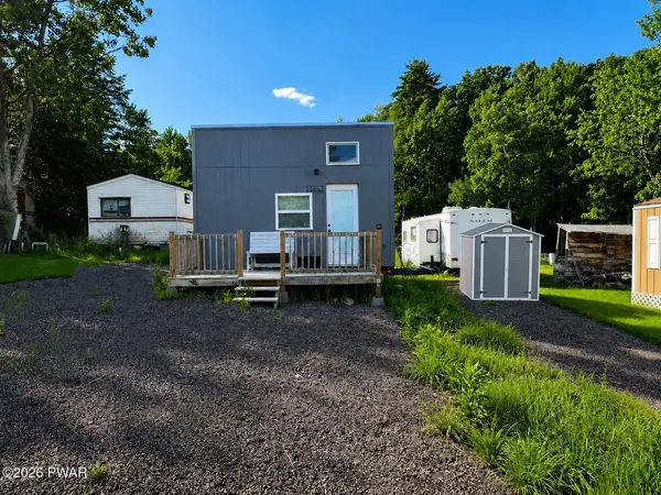 105 Rabbit LN, Hawley, PA 18428