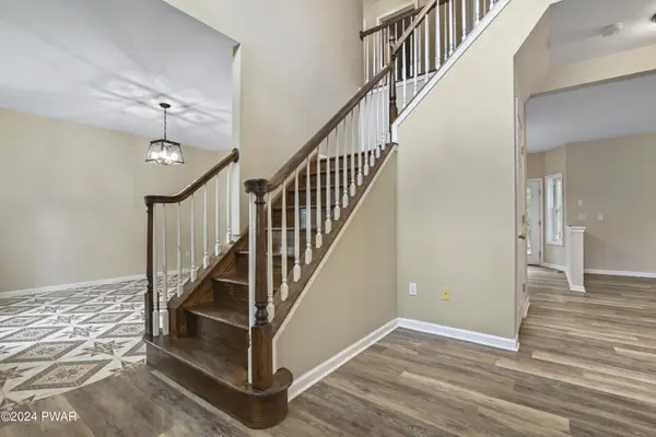 100 Teak LN, Dingmans Ferry, PA 18328