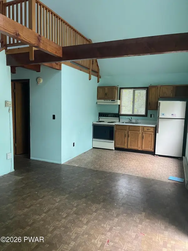 1055 Lakeland DR, Lake Ariel, PA 18436