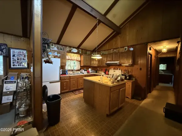 120 Hemlock TER, Greentown, PA 18426