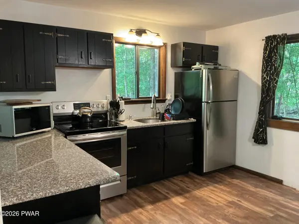 100 S Shore DR, Milford, PA 18337