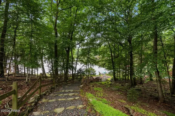 146 Spruce Lake DR, Milford, PA 18337