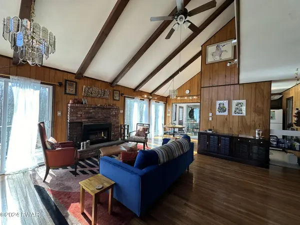 402 Canoebrook DR, Lords Valley, PA 18428
