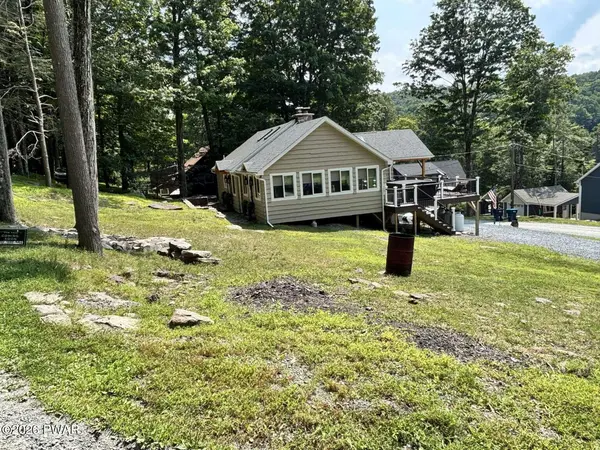 106 Bent RD, Greentown, PA 18426
