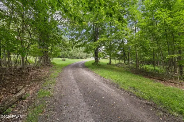 17 Silhouette LN, Waymart, PA 18472