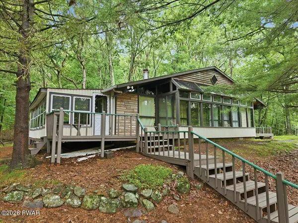 200 Purple Martin DR, Bushkill, PA 18324
